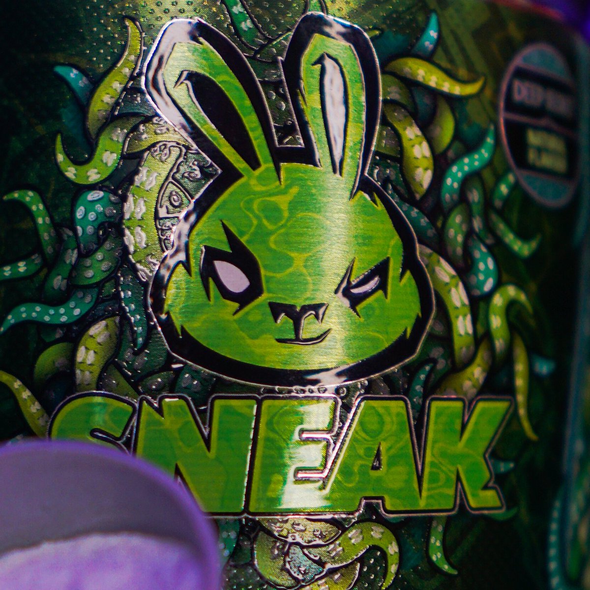 Exstii's tweet photo. 🔴 IT'S THAT TIME AGAIN! 
@SneakEnergy is releasing another incredible flavour 

🐙 DEEP SECRET 🐙
at 1:00PM BST TODAY!!

With a brand new addition to the Glow-in-the-dark collection, this time with not just the Shaker, but the TUB too! 

Use code "EXSTII" to support me 💙💜
#ad https://t.co/HdDRLzYeUW