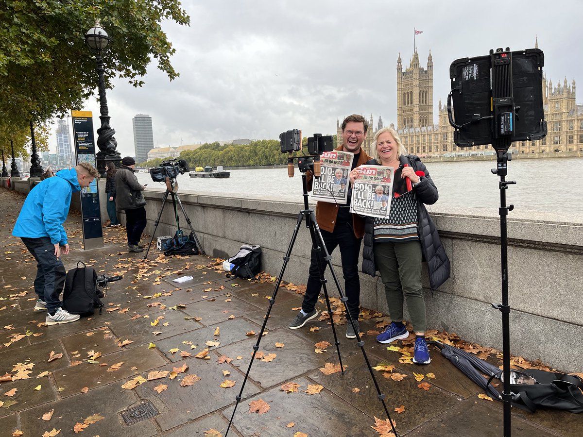 Så selvstændigt kreative er hhv. TV2 og DR så - med samme avis og samme location ved Themsen til vores 12 udsendelser - min på ⁦<a href="/tv2newsdk/">TV 2 NEWS</a>⁩ - men meget hyggeligt at møde ⁦<a href="/perbangthomsen/">Per Bang Thomsen</a>⁩ igen!