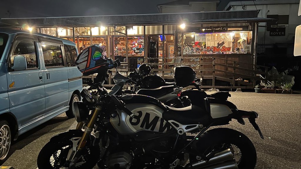 puebloneeyan's tweet photo. 到着‼️
昼間と違って雰囲気があって👍👍✨
結構空いてる👌
#inthesee
#rninet
#r9t https://t.co/DsRpR1FsWQ