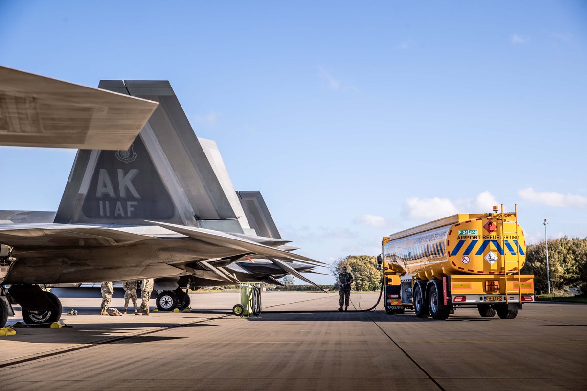 This week, @HQUSAFEAFAF 4th & 5th gen fighters integrated with @Kon_Luchtmacht F-35s to enhance allied force interoperability and readiness. First time F-22 Raptors operated from Dutch soil! Next week collaboration continues with @48FighterWing #F35s #WeAreNato #StrongerTogether