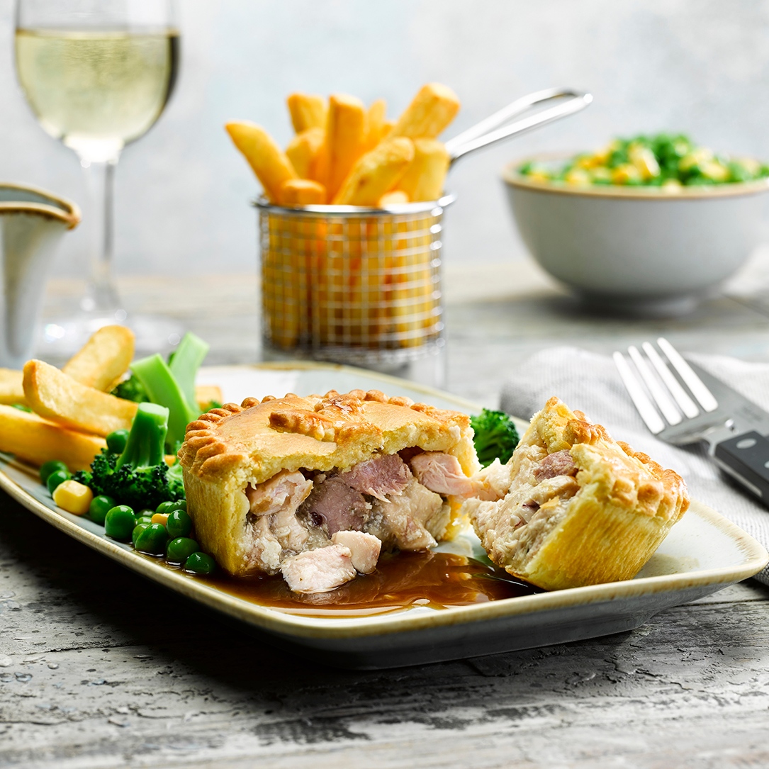 TurnersPies's tweet photo. A favourite among many &amp; one the children will adore! 😋

Our Chicken &amp; Ham Pie includes mouth-watering chicken breast with gammon in a herby white sauce.

#turnerspies #piesbypost #chickenpie #pie #deliciousdinners https://t.co/u48o25gMXt