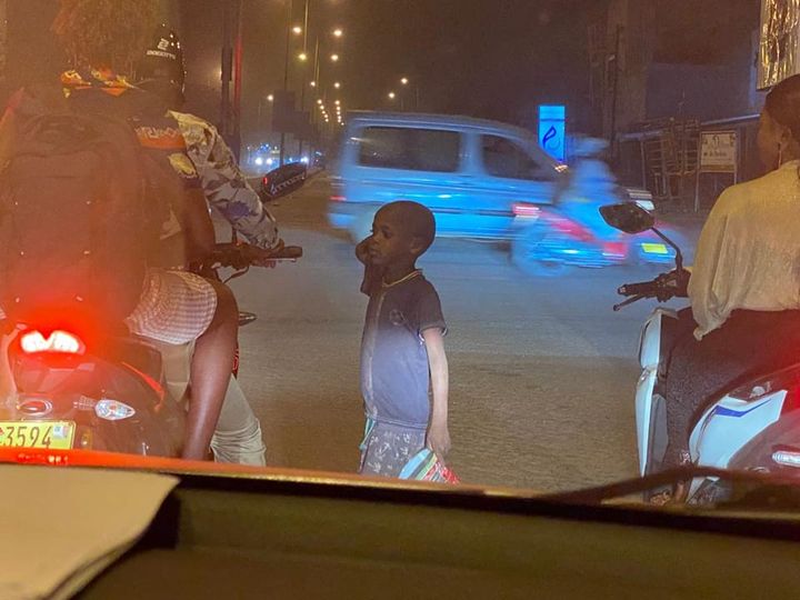 DavidPengdwende's tweet photo. La mendicité est un phénomène de plus en plus croissant de nos jours que les autorités devront revoir. Car ces petits de la rue sans abris sans soin ni rien pouraient être recueillis par des semblant bienfaiteurs rt les intégrés dans des groupes dangereux pour notre société. 🇧🇫 https://t.co/avlQApUEse