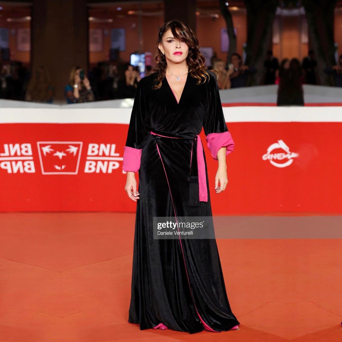 GabFiorucci's tweet photo. Francesca Rettondini attends the red carpet at the Rome Film Festival wearing my collection
GABRIELE FIORUCCI BUCCIARELLI

Francesca indossa l'abito Kimono in Velluto "Punk Japan"
#fashion #black
#velvet #romefilmfest 
#romefilmfestival #2022 
#fucsia #eveningdress https://t.co/TDL1EIJZ2o
