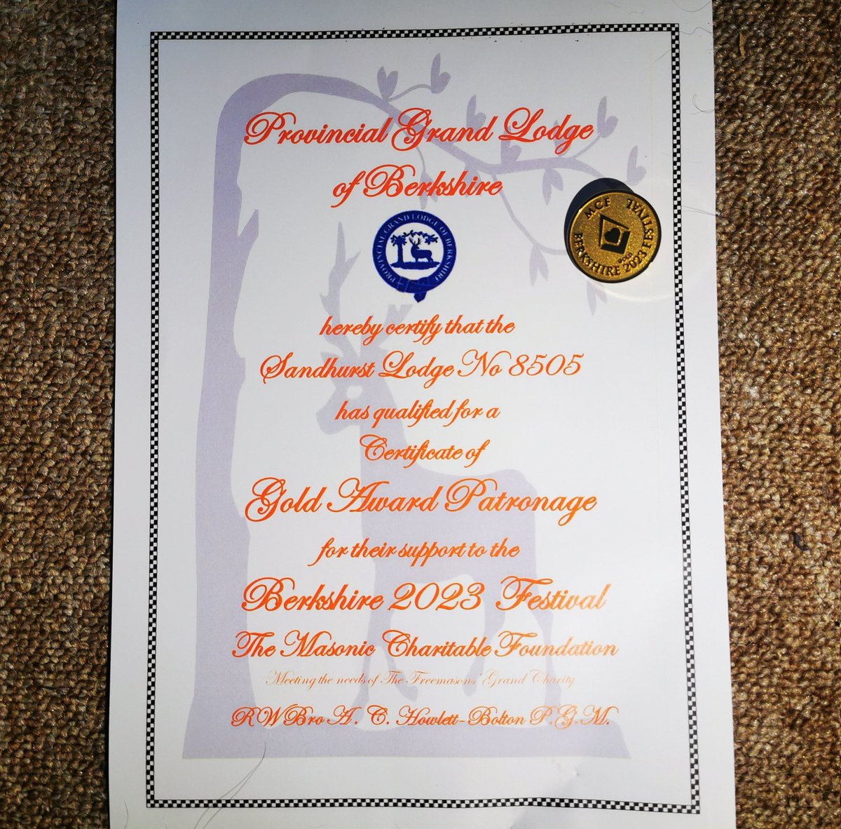 Sandhurst8505's tweet photo. Very proud to have received this on behalf of our lodge at the recent meeting of @BerksPGL. We are all doing bit to try to get the Province to its Festival 2023 target. https://t.co/KwLd0sio8c