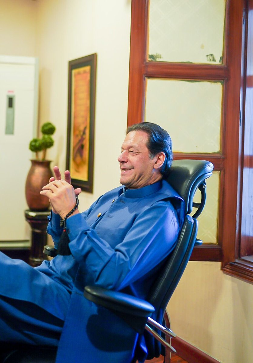ChHakimAliRand1's tweet photo. میں تحریک انصاف کے کارکنان اور پاکستان کے شہریوں کو مبارکباد دیتا پیش کرتا ہوں جس طرح پورے ملک میں بغیر کسی کال کے وہ باہر نکل رہے ہیں اور اپنے جذبات کا اظہار کر رہے ہیں عمران خان کی یہ تصویر اب سے کچھ لمحے پہلے کی ہے اطمینان جو ان کہ چہرے پر ہے یہ عوام پر اعتبار کا اعتماد ہے https://t.co/rpPjAyqq2u