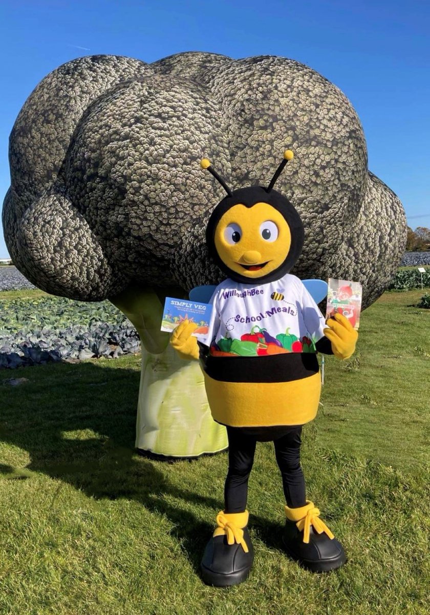 It's not every day you see a giant broccoli floret in the fields of Lincolnshire😀🥦🥦
WilloughBee was 'buzzing' with excitement to meet the sponsors of <a href="/VegPowerUK/">Veg Power</a> 
Thank you for the fantastic opportunity <a href="/WindyRidgeVeg/">LincolnshireVeg</a> 
<a href="/NFUHollandLincs/">NFU Holland (Lincs) County Adviser</a> 
<a href="/FarmingShow/">The Farming Programme</a>