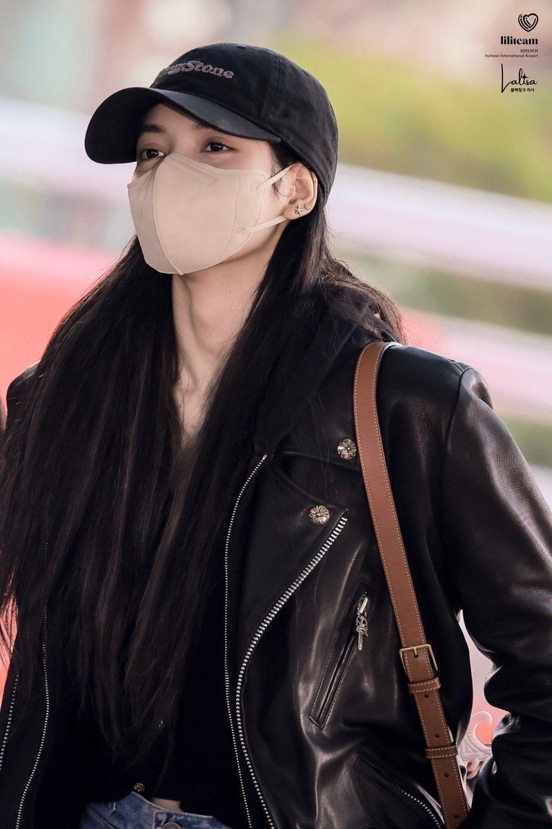 LILITEAMTH327's tweet photo. 🗓 2022.10.21

✈️ Incheon International Airport

❤️ คูลไม่���บ่งใคร

#LISA #LALISA #MONEY #SG #BLACKPINK @BLACKPINK https://t.co/k2qYahMh0o