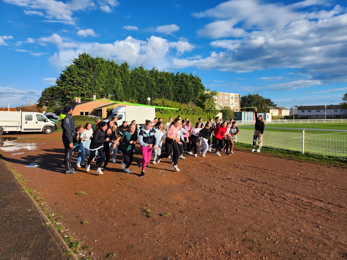 MARJORIEBRASSE's tweet photo. "Mets tes baskets et bats la maladie"🏃‍♀️🏃‍♂️
Cross du collège @jeanmonnet ce matin en faveur de l'association @ELAOfficielle 
Tous les élèves ont participé, y-compris les dispensés d'EPS qui ont fait le parcours en marchant 👏👏
#collegesolidaire
#GrandFortPhilippe
@sony_clinquart https://t.co/ujxy5Kq85m