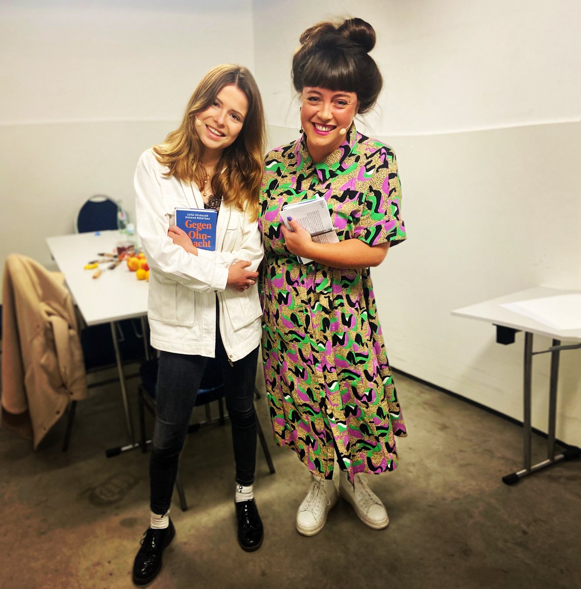 Gegen die Ohnmacht und hin zu radikaler, empörter Zuversicht. Es war mir eine Ehre und Vergnügen mit <a href="/Luisamneubauer/">Luisa Neubauer</a> über ihr neues Buch, das sie zusammen mit ihrer Oma schrieb, auf der <a href="/lit_RUHR/">lit.RUHR</a> zu sprechen, über Laubbläser, Privilegien und wie sehr man eigentlich nerven muss.🍁