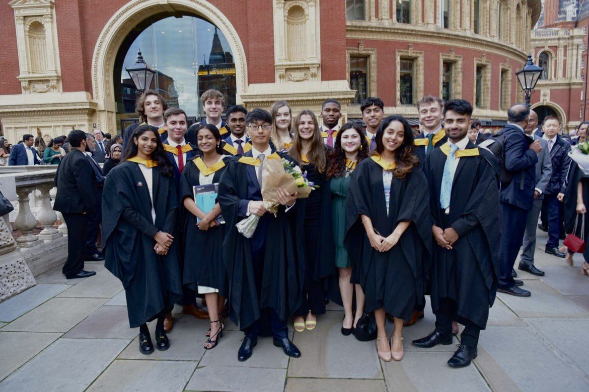 aleksandra_db's tweet photo. BSc Graduation ✔️ https://t.co/vWtkVbhLXK