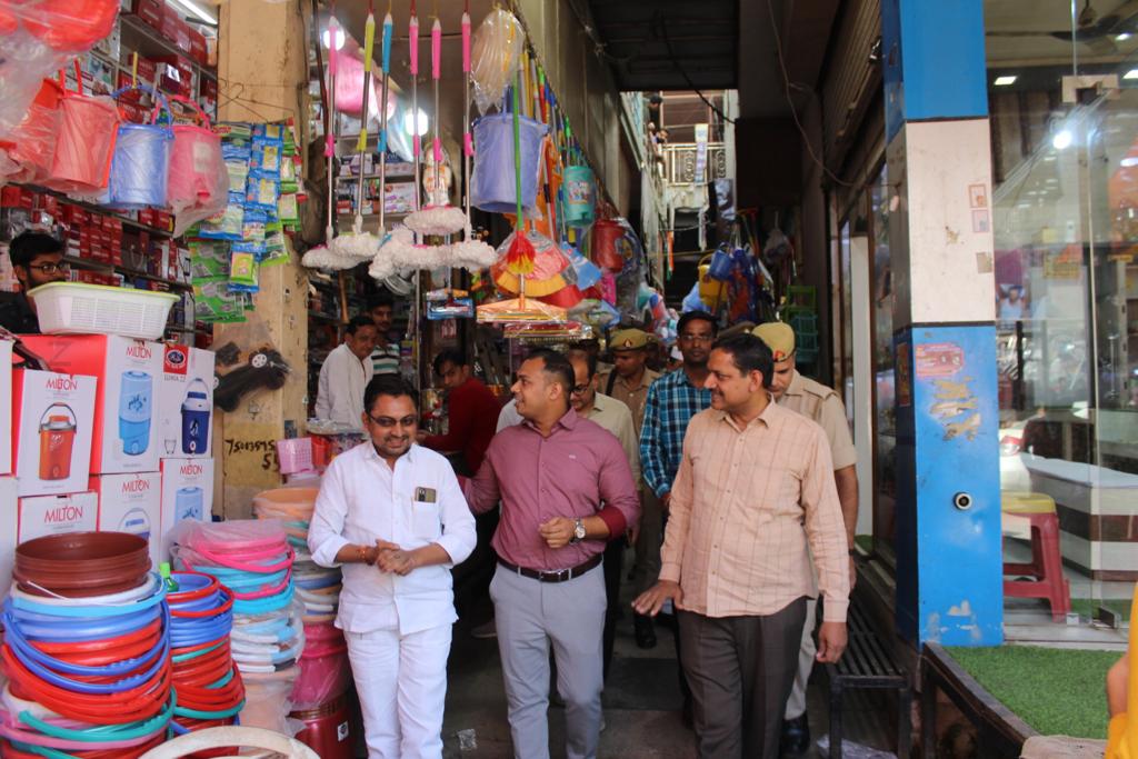 #दीपावली त्योहारों के अवसर पर आज बड़ौत बाजार का भ्रमण किया ।
<a href="/InfoDeptUP/">Information and Public Relations Department, UP</a> 
<a href="/UPGovt/">Government of UP</a>