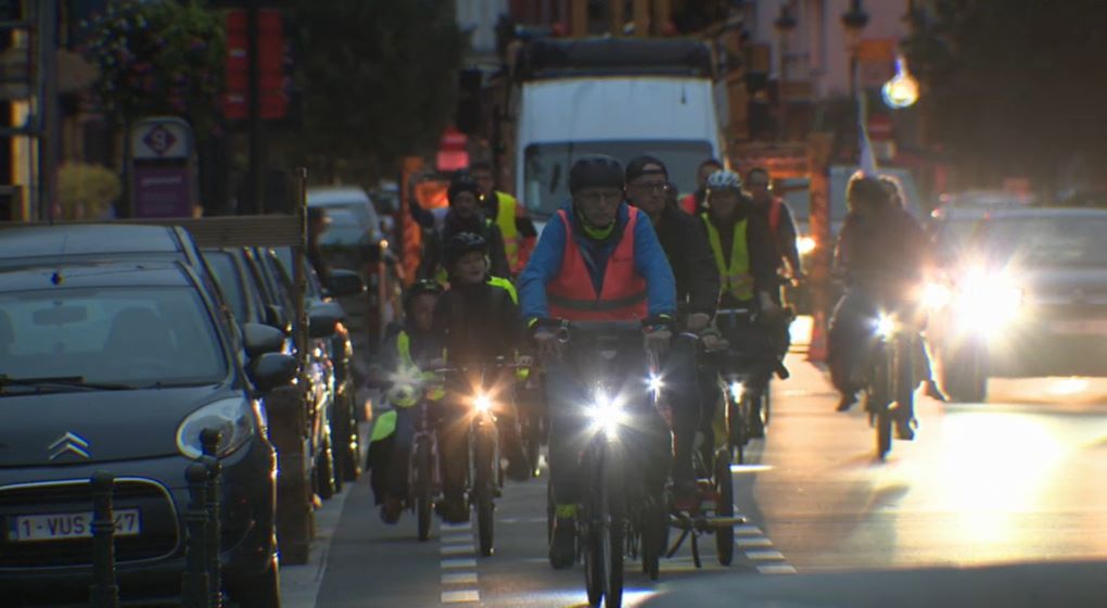 Un rang-vélo en guise de ramassage scolaire dans les Marolles bx1.be/categories/mob…