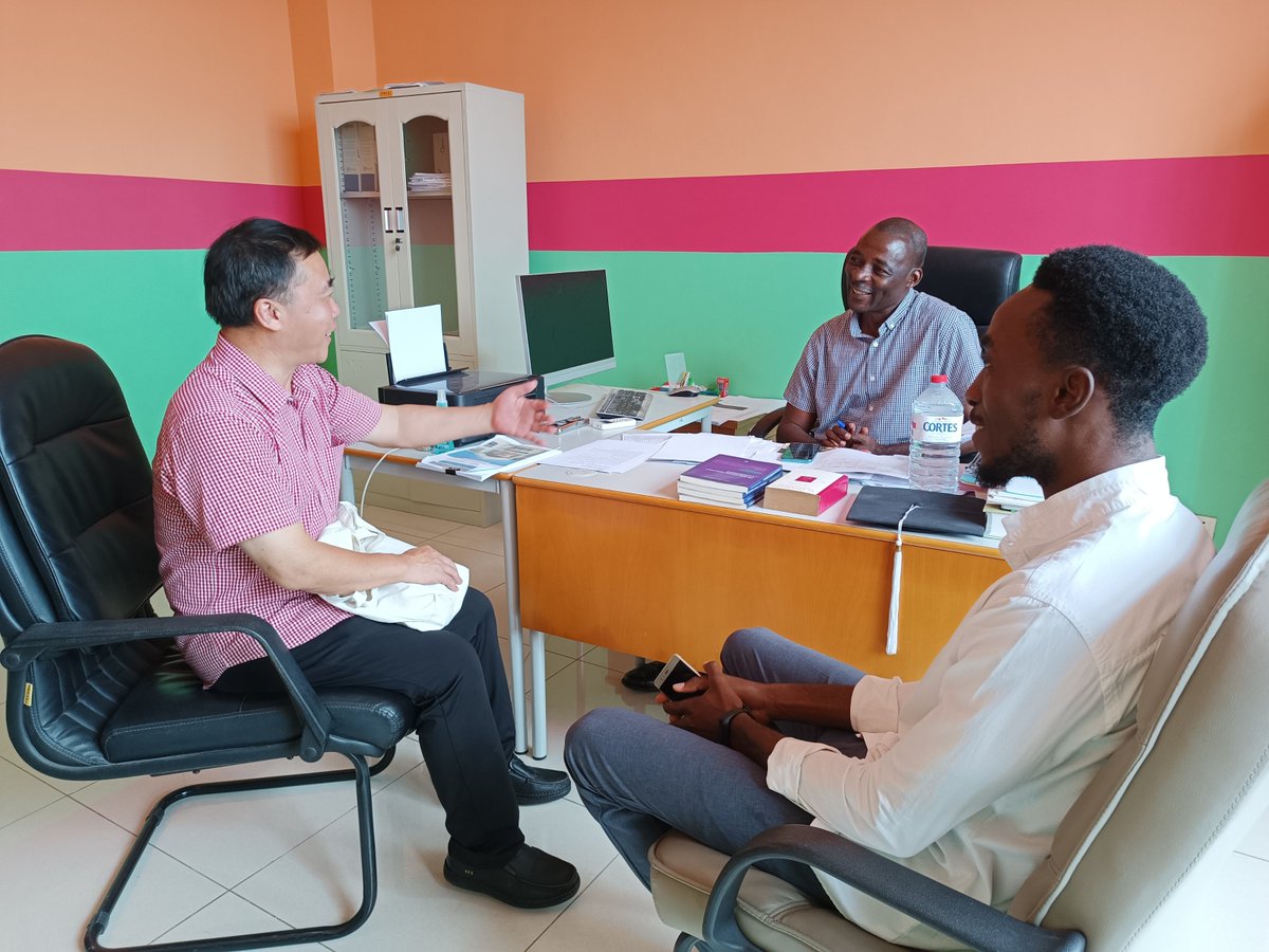 DeConfucio's tweet photo. Directors of CI of UNGE vistited its partership schools Canige and Divina. They exchanged ideas with those directors of the two schools about how to improve the quality of the teaching and learning of Chinese. https://t.co/6UEjud4ypN