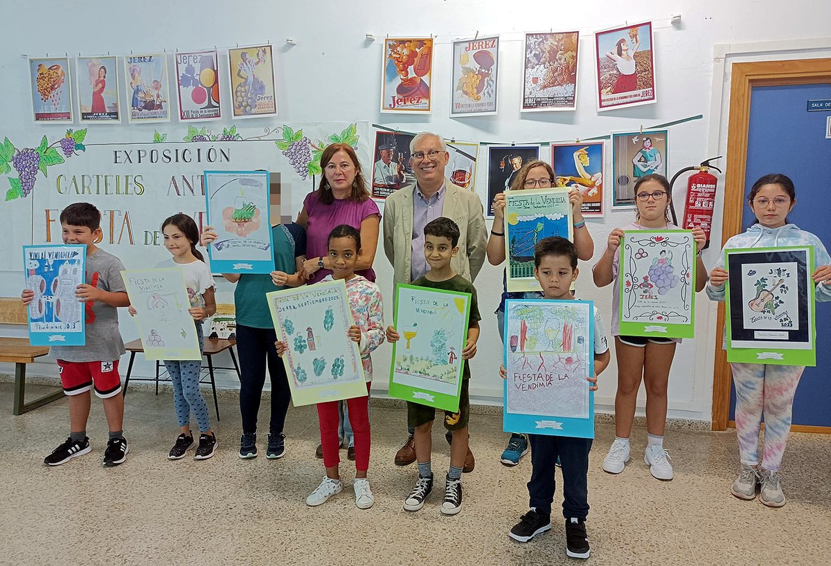 ciudadjerez's tweet photo. 🍇Damos las gracias al CEIP Sagrada Familia y a los mayores del barrio por la organización de un certamen de carteles de las Fiestas de la Vendimia 

🗨️@ja_cabello: "han participado en el programa ‘Nuestro barrio y el vino de Jerez’ y ahora haremos una exposición con sus obras" https://t.co/ZB2jDcAsZA