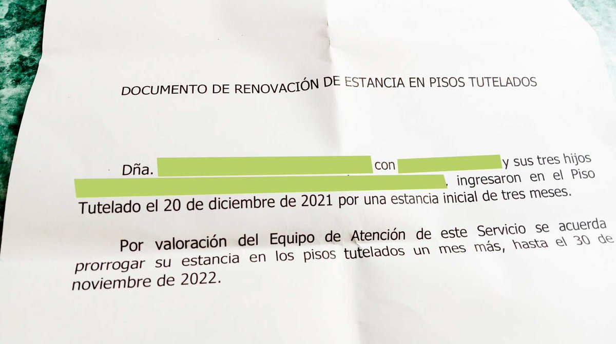 DesahuciadxsZGZ's tweet photo. La reunión, afrontada en solitario por Ángeles, ha sido decepcionante. Ante la presión le dan un "mes de gracia" pero "le invitan" a marcharse el próximo 30 de noviembre. Le han negado una alternativa habitacional, "Zaragoza Vivienda no tiene pisos, te tienes que buscar la vida". https://t.co/sI1Xl3HXsW