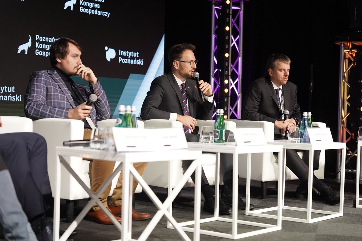 MRiTGOVPL's tweet photo. Minister @waldemar_buda podczas #PKG2022 : Gdy mówimy o tworzeniu warunków sprzyjających innowacjom w gospodarce, kluczowy jest system powszechnego kształcenia, który sprzyja tego typu myśleniu. Nie ma drogi na skróty, musimy postawić na rozwój dzieci i młodzieży. @InstytutPoznan https://t.co/O0jO7euBE4