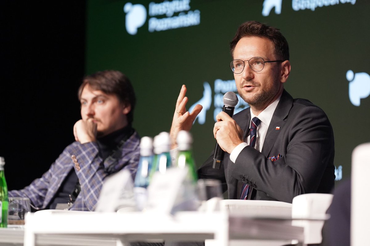 MRiTGOVPL's tweet photo. Minister @waldemar_buda podczas #PKG2022 : Gdy mówimy o tworzeniu warunków sprzyjających innowacjom w gospodarce, kluczowy jest system powszechnego kształcenia, który sprzyja tego typu myśleniu. Nie ma drogi na skróty, musimy postawić na rozwój dzieci i młodzieży. @InstytutPoznan https://t.co/O0jO7euBE4