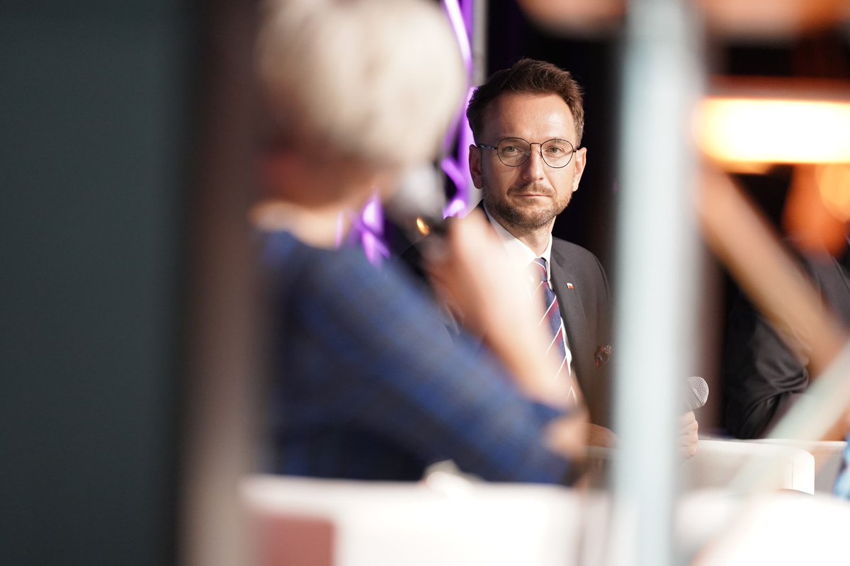 MRiTGOVPL's tweet photo. Minister @waldemar_buda podczas #PKG2022 : Gdy mówimy o tworzeniu warunków sprzyjających innowacjom w gospodarce, kluczowy jest system powszechnego kształcenia, który sprzyja tego typu myśleniu. Nie ma drogi na skróty, musimy postawić na rozwój dzieci i młodzieży. @InstytutPoznan https://t.co/O0jO7euBE4