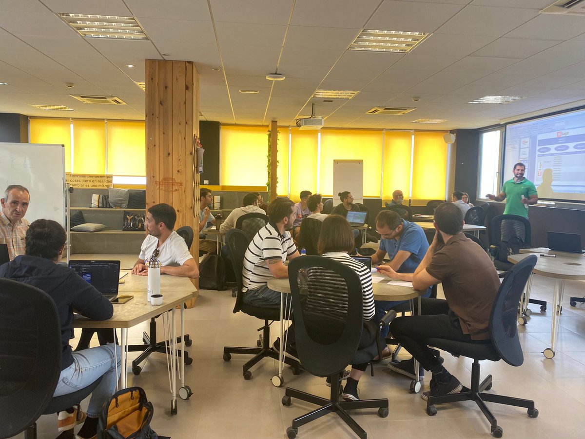 linkbyuma's tweet photo. ✨Continuamos con la 2ª sesión de #PolarisAcademy para #SpinOffUMA💡
📈 Hoy abordan, de la mano de Jesús Pedrero, como hacer un "Plan Estratégico de Ventas"🤑Y todo lo aprendido lo han puesto en práctica durante la jornada.
🚀¡Esperamos que os sea de mucha utilidad en el futuro! https://t.co/cQzpc3A0DK
