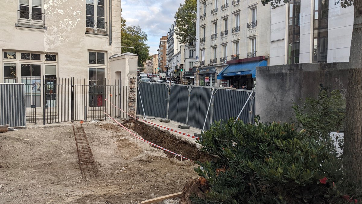 Badaboum! Le mur est tombé! On en a profité pour faire une mise à jour de la pétition et remercier tous ceux qui ont soutenu notre action. Une toute petite consolation: plus de grille entre le pavillon Carré de Baudouin et son jardin...on veut y croire!!!
change.org/p/sauvons-le-p…