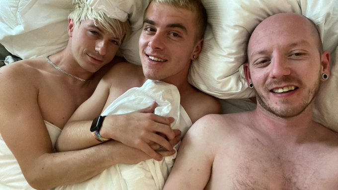 When you wake ip and have @JamieKelvinX & @mitch_schif in bed to cuddle! 

Two absolute cuties! ?

Oi