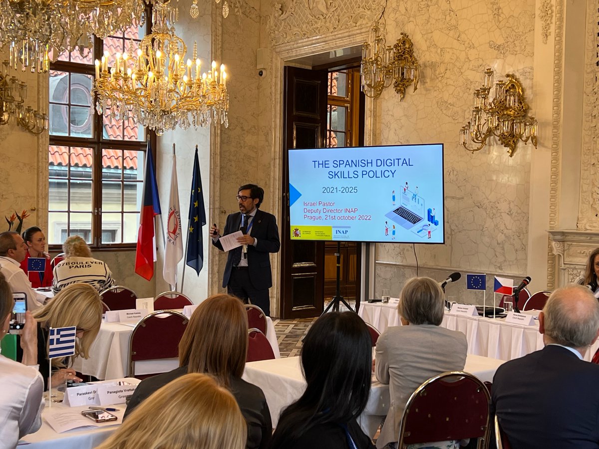 INAP_ES's tweet photo. En la reunión de directores de la red #DISPA en Praga @eu2022_CZ, @israPastorSP presenta proyectos de desarrollo de competencias digitales y para teletrabajo del @P_Recuperacion. Pasaremos a un modelo integrado y coherente de actividades TIC para empleados/as públicos https://t.co/UgURS50uME