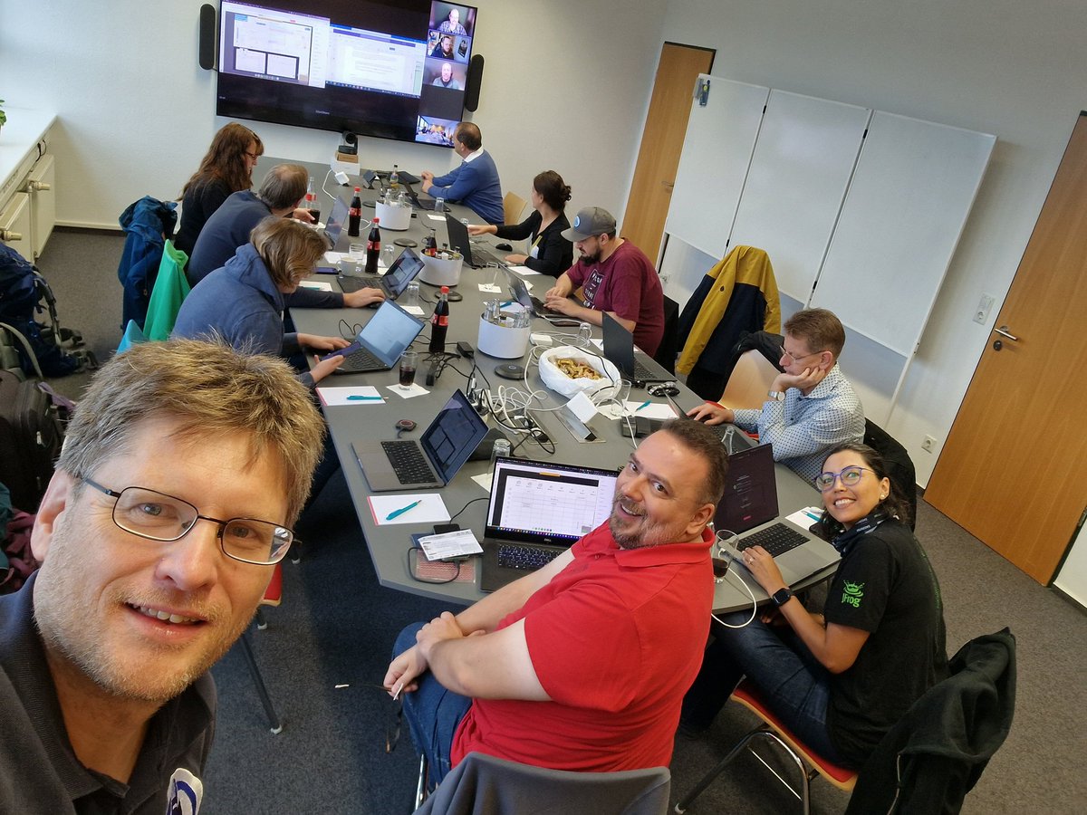 Geschäftiges Treiben bei der <a href="/JavaLandConf/">JavaLandConf</a> Programmsitzung, mit <a href="/McPringle/">@McPringle@fosstodon.org</a>, <a href="/ixchelruiz/">lǝɥɔxI 🆁🆄🅸🆉</a>, <a href="/berndmuller/">Bernd Müller</a>, <a href="/bennetelli/">Bennet Schulz</a>, <a href="/hendrikEbbers/">Hendrik Ebbers 👾</a>, <a href="/AlAlyoussef/">Carmen Al-Youssef</a>, @stgerberding, <a href="/bfindeiss/">Bernhard Findeiss</a>, @SandraParsick, <a href="/jbendisposto/">J. Bendisposto @jbendisposto@mastodontech.de</a>, <a href="/thjanssen123/">Thorben Janssen</a>, <a href="/Photorin/">Alexander Neumann</a>, <a href="/Cairolali/">@carolali@social.wps.de</a>