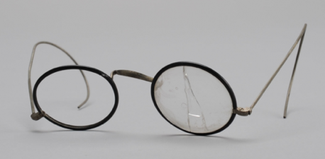 October 21, 1944 | After a selection conducted in the men's camps 1,000 prisoners are killed in the gas chamber of Crematorium III of #Auschwitz II-Birkenau. 📷 Reading glasees belonging to an unknown deportee. @AuschwitzMuseum ' collection displayed in @auschwitzxhibit