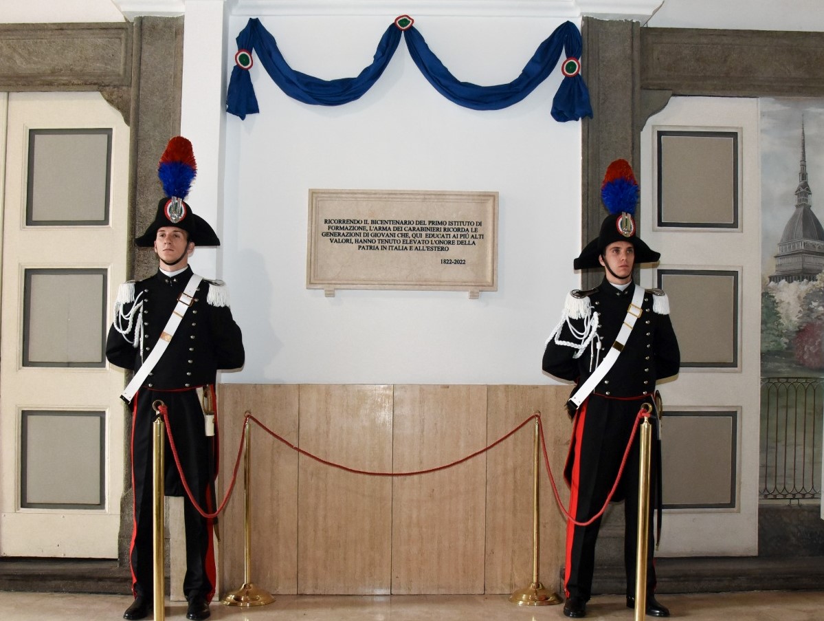 _Carabinieri_'s tweet photo. Torino: per i 200 anni della Scuola Allievi #Carabinieri, una targa ricorda le generazioni di giovani formati alla Caserma Cernaia e una conferenza presso la sede del Consiglio Regionale del Piemonte presenta la mostra sul Bicentenario https://t.co/4WwzNdgdNJ