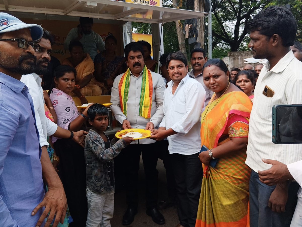 Help_Kesineni's tweet photo. ఈరోజు విజయవాడ సెంట్రల్ నియోజకవర్గం 
రాజీవ్ నగర్ లో 6వ రోజు అన్న క్యాంటీన్.. 
ఈ కార్యక్రమంలో పాల్గొన్న తెలుగుదేశం పార్టీ 
సెంట్రల్ నియోజకవర్గ మాజీ శాసనసభ్యులు, శ్రీ బోండా ఉమామహేశ్వరరావు గారు, మరియు  పార్టీ శ్రేణులు..
#KesineniChinni @TeamChinni @IamBondaUma #AnnaCanteen https://t.co/H8sgLRm02C