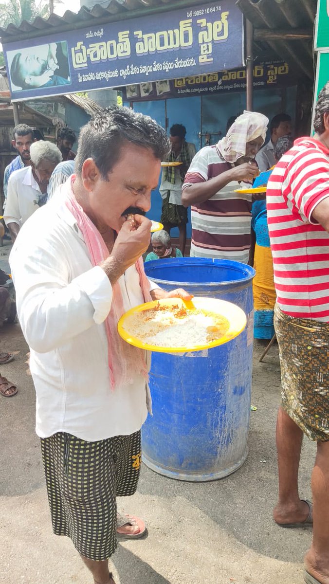 Help_Kesineni's tweet photo. ఈరోజు విజయవాడ సెంట్రల్ నియోజకవర్గం 
రాజీవ్ నగర్ లో 6వ రోజు అన్న క్యాంటీన్.. 
ఈ కార్యక్రమంలో పాల్గొన్న తెలుగుదేశం పార్టీ 
సెంట్రల్ నియోజకవర్గ మాజీ శాసనసభ్యులు, శ్రీ బోండా ఉమామహేశ్వరరావు గారు, మరియు  పార్టీ శ్రేణులు..
#KesineniChinni @TeamChinni @IamBondaUma #AnnaCanteen https://t.co/H8sgLRm02C