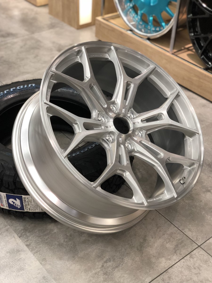carvan_official's tweet photo. 新作ホイールです!センターキャップが間に合っていないほど、早いお披露目だそうです👏
TWS初のオフ系アルミ鍛造1ピースホイール
←ビードロックデザイン
306S Geo-X Monoblock(20inch)
→リムオーバーデザイン
306S Urban-XMonoblock(22inch)
#ランクル300 #twswheel
https://t.co/4bOTVsErpG https://t.co/YCdyUM6yim