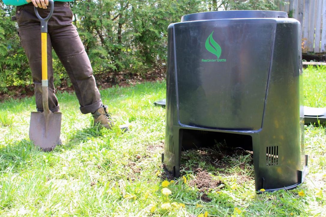 This week's #ZeroWaste feature is the Free Garden Earth Backyard Composter! 🥕

When we choose to compost our organics, we take action for a healthy climate by significantly reducing our greenhouse gas emissions.

Available at the #GreenUP Store.

shop.greenup.on.ca/products/the-f…