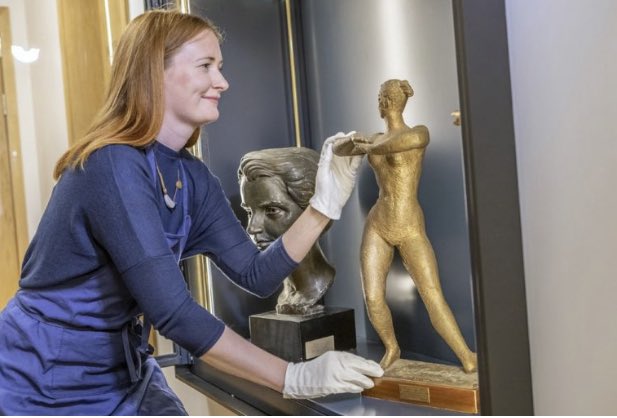 PuddingSeminar's tweet photo. TODAY Our Pudding Seminar series returns with Laura Dennis, @Newnham_College’s Curator of Fine and Decorative Art Collections, talking about Newnham’s extraordinary portrait collection. 1.15-1.50pm, Barbara White Room. ☕️🍰 https://t.co/byGmFAg1vw