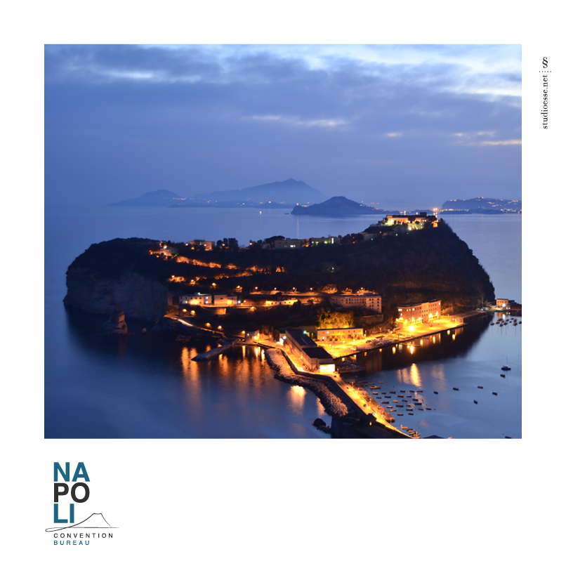 CBNapoli's tweet photo. Nisida è la più piccola isola del Golfo di Napoli, un grosso scoglio vulcanico a forma di mezza luna che emerge dal mare di Pozzuoli.
Alcuni studiosi sostengono che lo spazio di mare tra Nisida e Capri sia il luogo abitato dalle famose sirene che tentarono Ulisse.
#MeetinNaples https://t.co/QPjONdYWUe