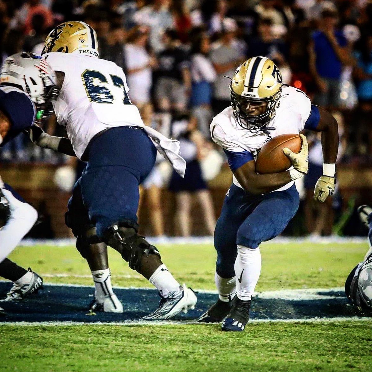 CoachHarrell17's tweet photo. #BEATHOCO https://t.co/L3YLHDBYev
