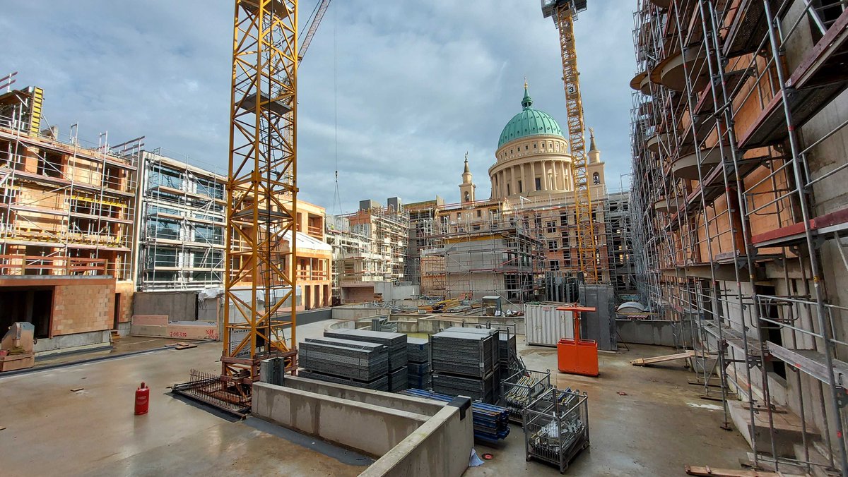 LH_Potsdam's tweet photo. Es geht voran in der #PotsdamerMitte 🏗️👍🏻! Heute wurde #Richtfest gefeiert im #BlockIII. Hier entsteht ein lebendiges #Stadtquartier von Potsdamer*innen für Potsdamer*innen gebaut mit Wohnungen, Gastronomie, Einzelhandel und mehr ✅ https://t.co/ryOWI7kJPy