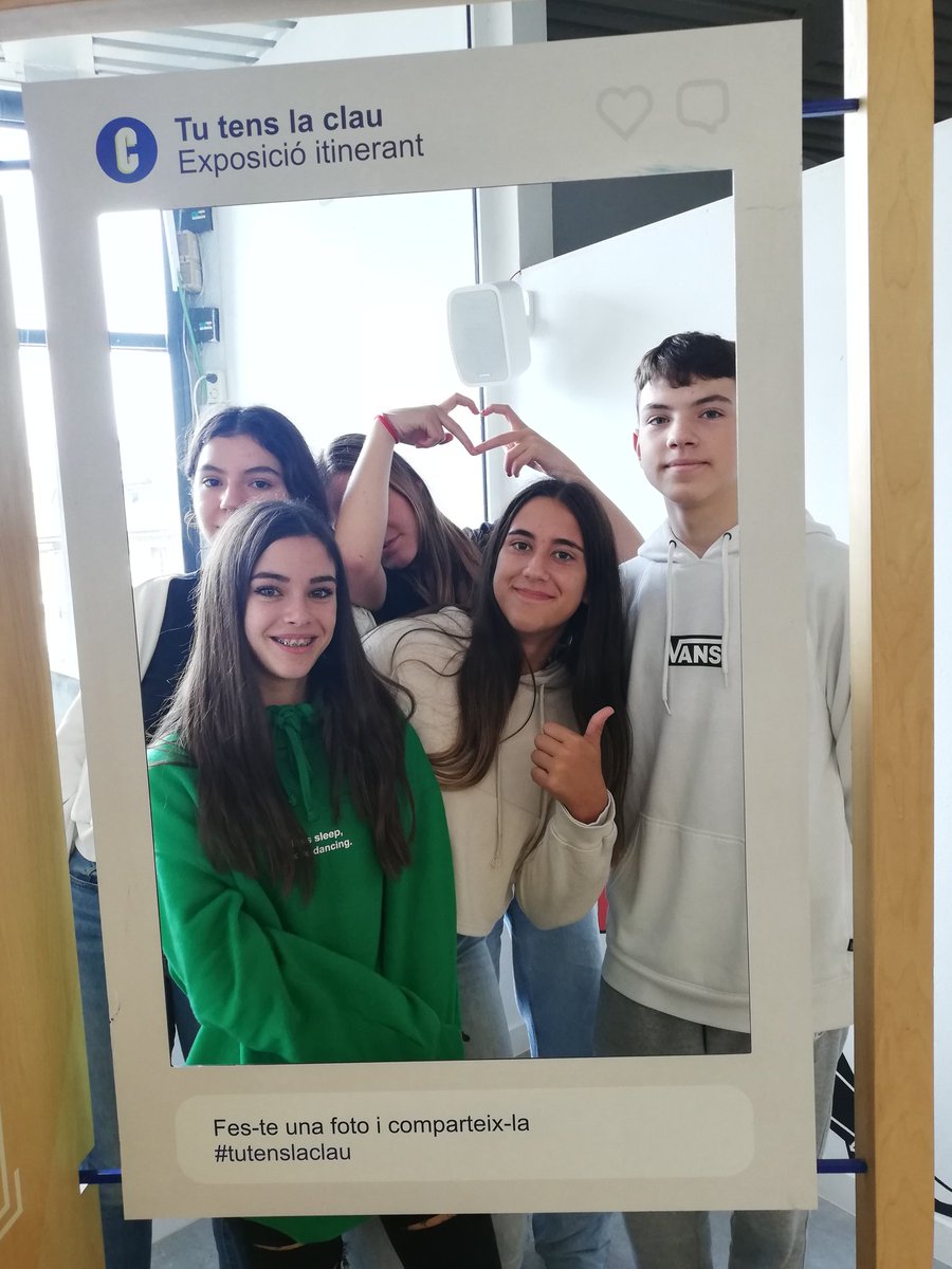 soniafontb's tweet photo. Som a la @BiblioSeuUrgell amb l'exposició #tutenslaclau i escolars de 3r d'ESO de La Valira https://t.co/uOybSptT17