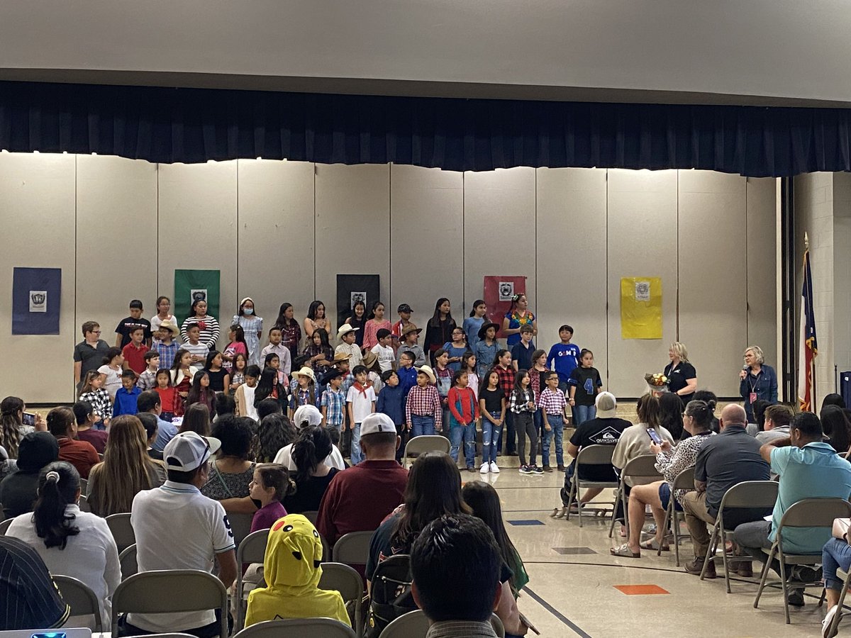 vanunio's tweet photo. Yesterday our Lakeland fourth graders showed their music talents on their Texas themed performance! Great job Roadrunners! Thank you Mrs. Melugin for all you do! Thank you Officer Edge and LPD for the support. @MeluginMusic @LakelandES https://t.co/9Ru2vucVyX