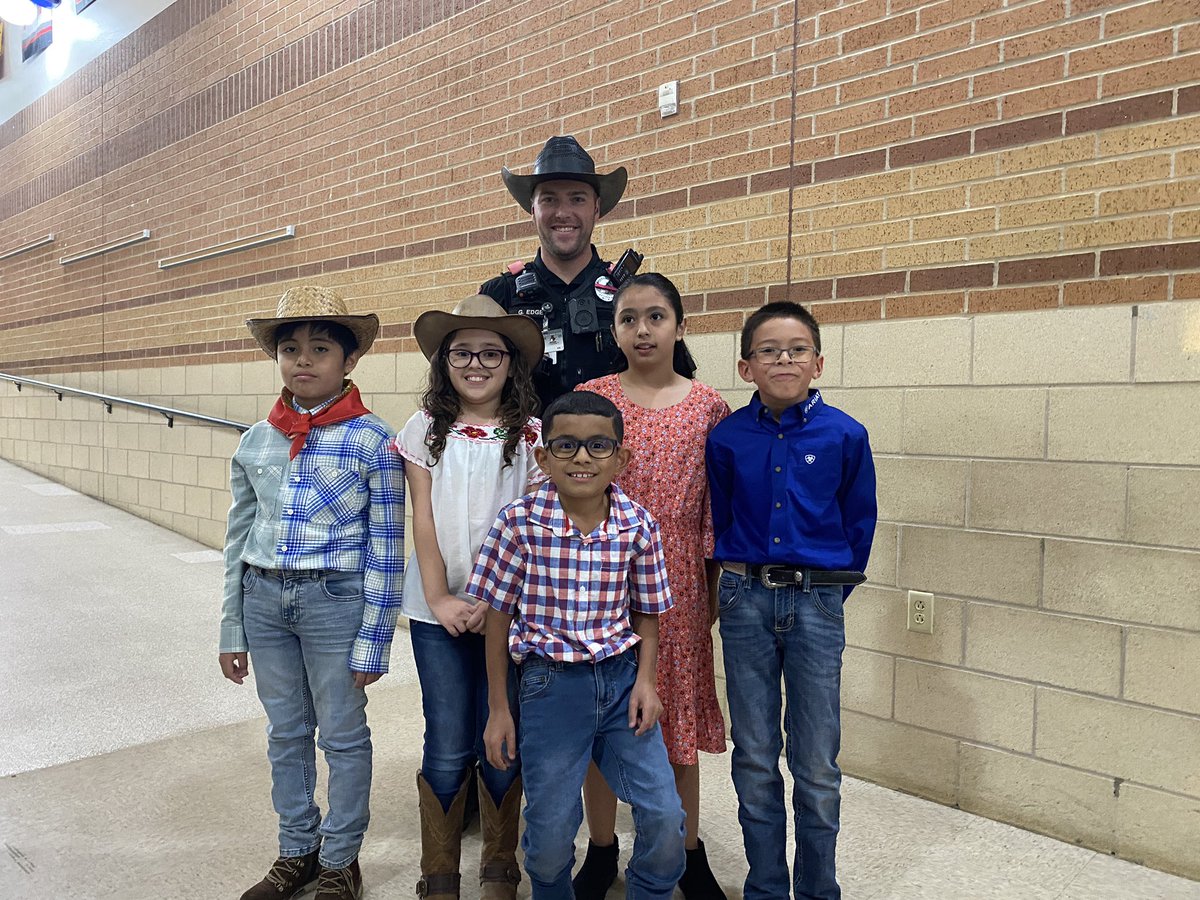 vanunio's tweet photo. Yesterday our Lakeland fourth graders showed their music talents on their Texas themed performance! Great job Roadrunners! Thank you Mrs. Melugin for all you do! Thank you Officer Edge and LPD for the support. @MeluginMusic @LakelandES https://t.co/9Ru2vucVyX