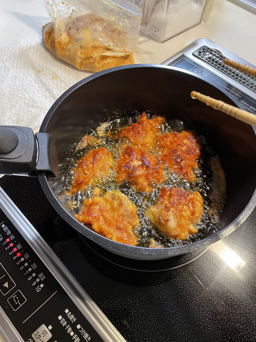 JLimDM's tweet photo. Cooking some Japanese style fried chicken 😋 https://t.co/6GdQpz5e5H