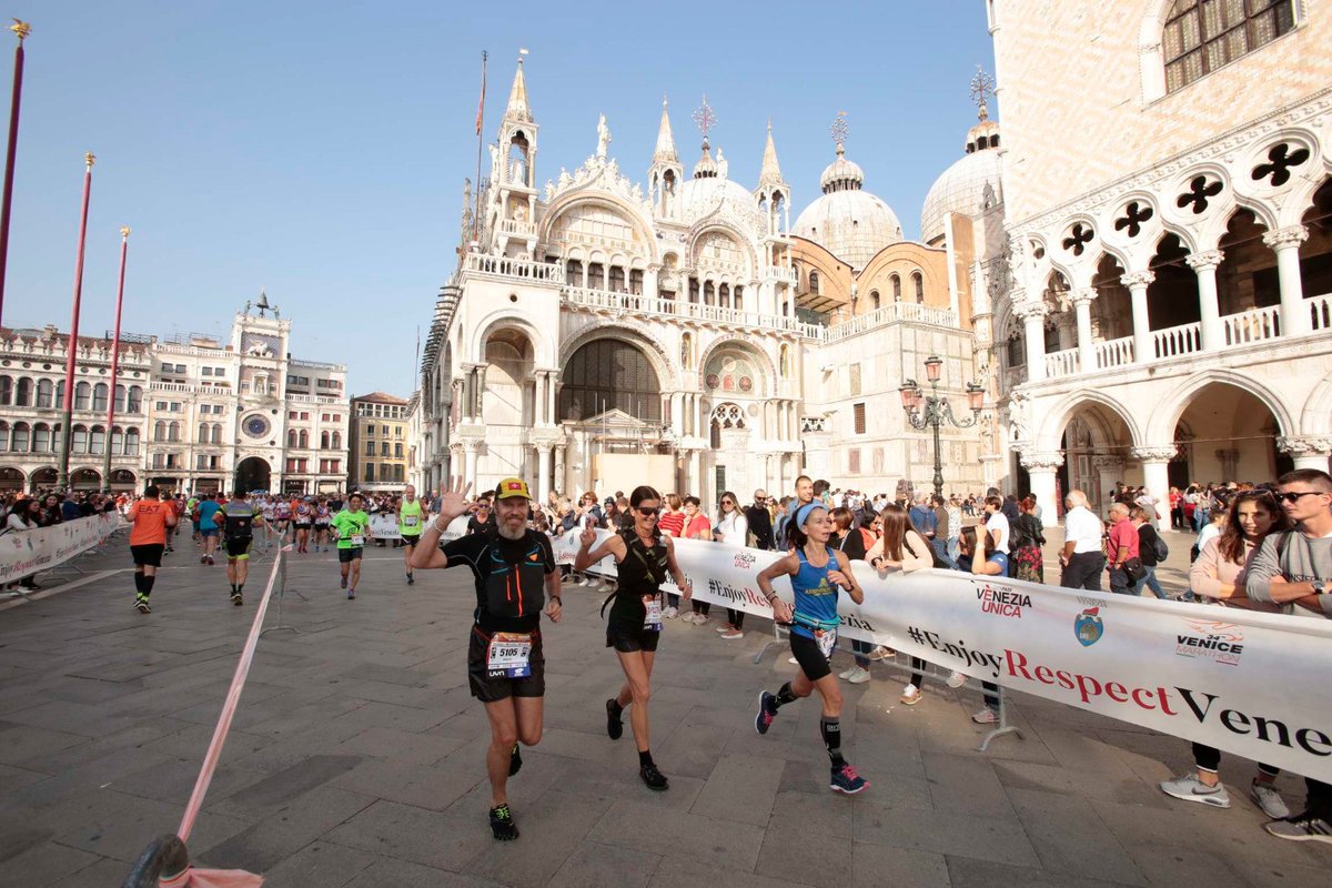 RuncardItalia's tweet photo. 🥁 È il weekend della @Venicemarathon !
🏁 Percorso unico: da Stra a Venezia, con passaggio sul Ponte di Barche, Piazza San Marco, il Campanile e Palazzo Ducale!

📍 36^ Venice Marathon 
🗓️ 23 ottobre 2022
🕒 9.40 circa

#runcard #running #venice #weekend #uynvenicemarathon https://t.co/Lp7g7rFw5u