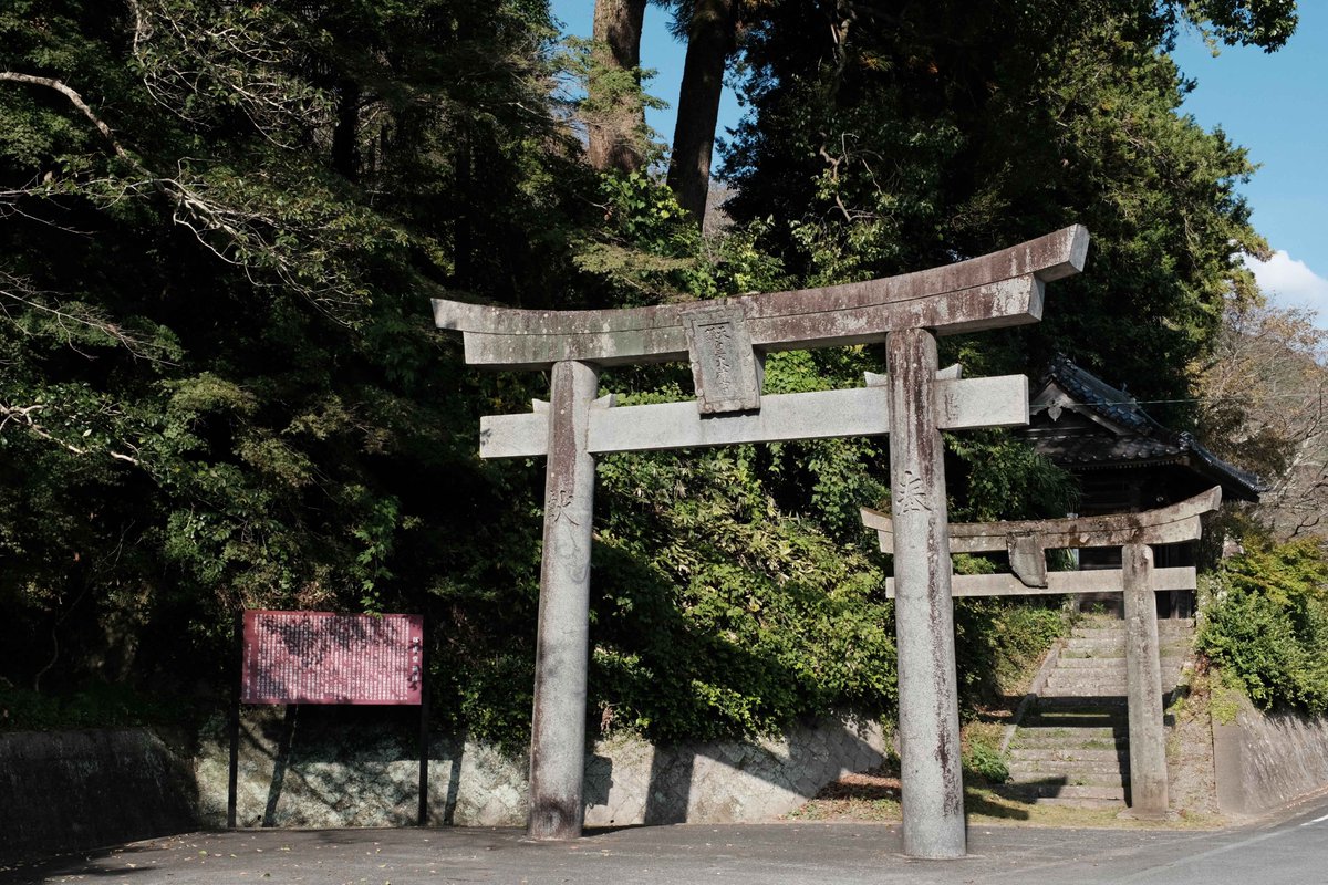 joyotown's tweet photo. 紅葉はまだまだですが、北川内公園周辺はお散歩日和です。明日は、ほたると石橋の館で、3年ぶりとなる「YAMEHAPI」が開催。日曜日には「宮ヶ原橋架設100年記念特別企画」も行われます。週末はぜひ上陽町へ遊びに来てください！
#八女 #上陽町 #上陽にいこう https://t.co/HahVlVoNS7