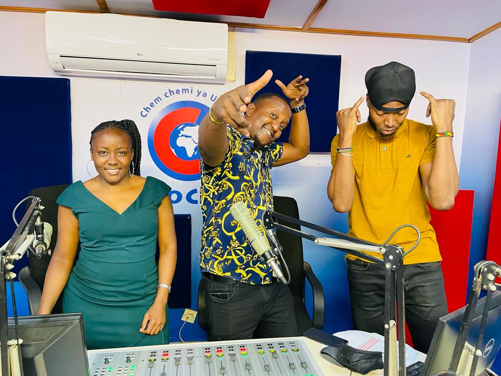 RadioCitizenFM's tweet photo. Furahidei edition ya #MamboMseto na Queen @sellyamutabi, King @mzaziwillytuva na Rais wa mix @djflashkenya.  Karibu ndani kwa himaya ya kifalme.
#mseto #RadioNumberOne https://t.co/mi4MQ3yB08