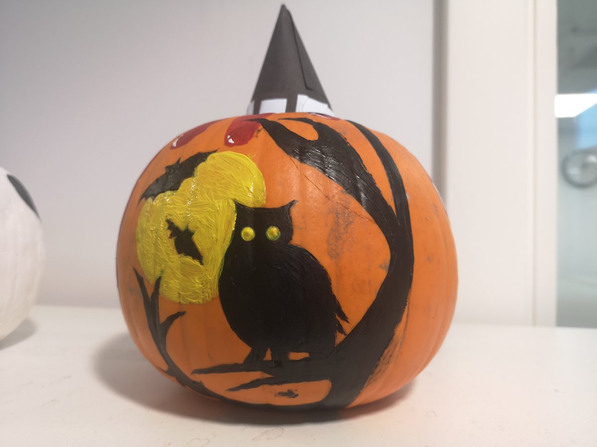TGAWSixthform's tweet photo. A spooky bake sale ran by our year 12 Young Enterprise team and a pumpkin painting social ran by the Sixth Form Cabinet. What a brilliant way to end what has been a great half term! #involvedTGAW6thForm @TGAWPrincipal https://t.co/Edwcwryy6M
