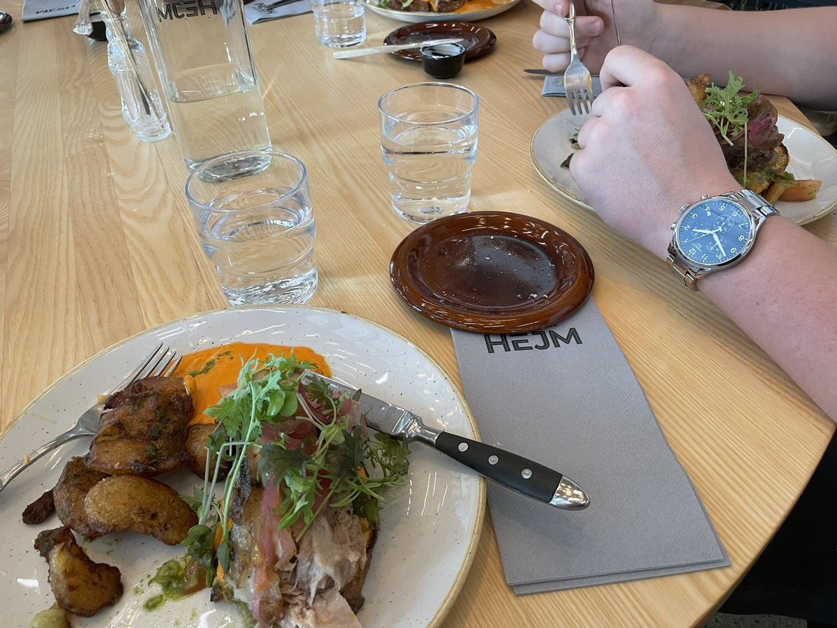 jarkosui's tweet photo. Lasten (aikuisia/teinejä) kanssa lounaalla ravintola Hejmsissä. Meni kevyesti mulla kaikkien aikojen lounasravintoloiden Top5 listalle! 😋👌 #Hejm #Vaasa https://t.co/Ng3C3wVHsC