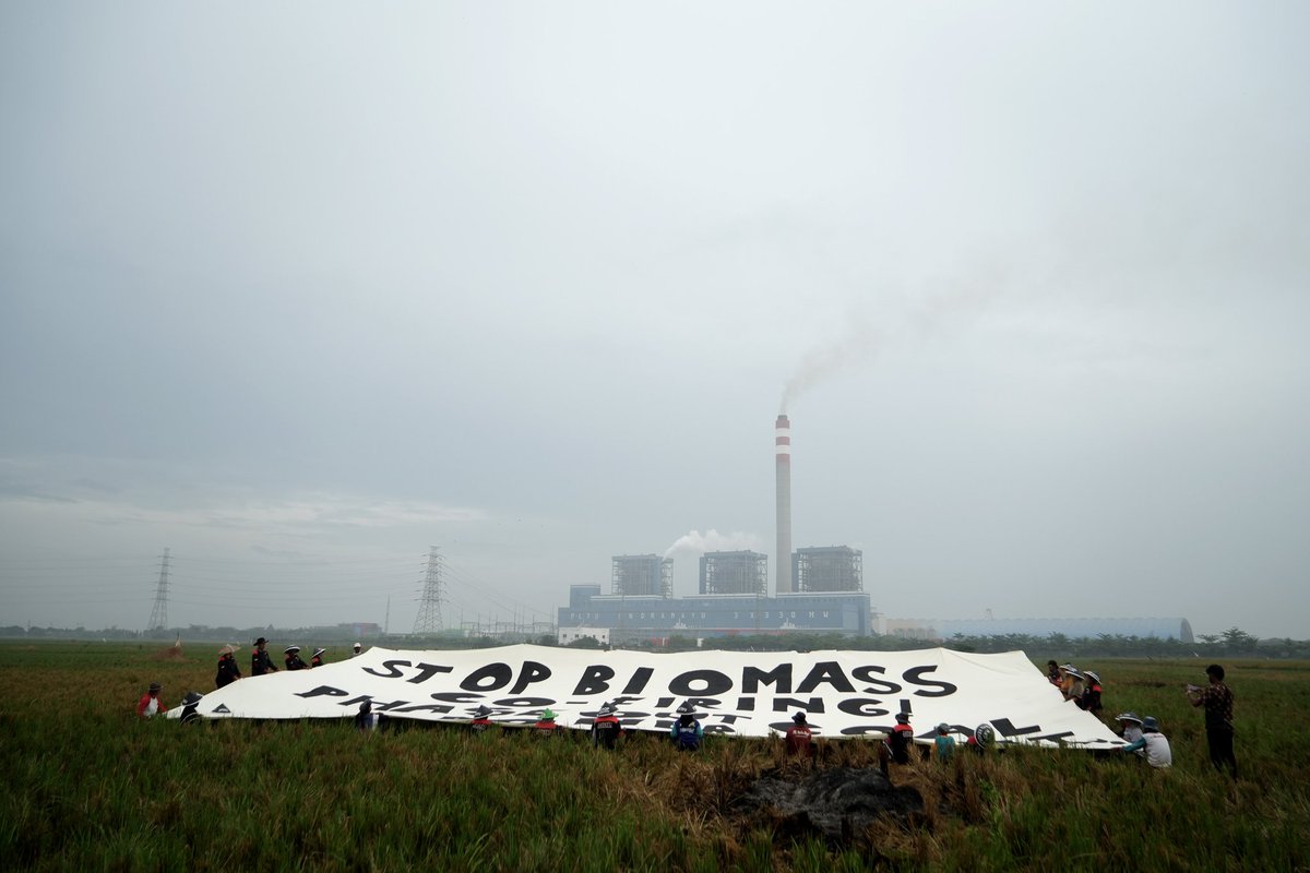 TrendAsia_Org's tweet photo. Today, the people of JATAYU &amp; ALBIN participated in the #BigBadBiomass day. Communities around Indramayu Coal Power Plant 1 voiced their rejection of Co-Firing and fossil fuel that has been damaging their crops, harvest, and health since the start of operations. https://t.co/0024bsnvCv