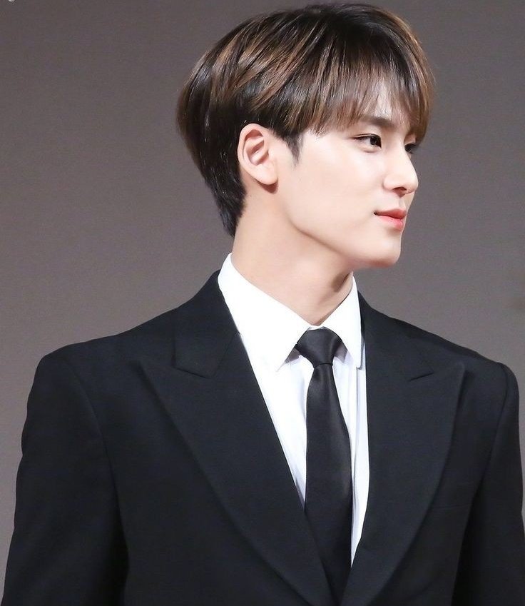 D2Nol0ve's tweet photo. #밍유사
같은 부서인 김믽규 사수 짝사랑만 장장 3년이었고 그 사수한테 까여가며 을 신세로 사는 것도 3년이었음 나도 이제 안될 남자한테 매달리면서 살지 말고 다른 남자랑 썸도 타다가 연애도 해보자는 생각이 들어서 겨우 짝사랑 접으려고 했는데 그 다음 출근날 김믽규가 하는 말이 날 좋아한대 https://t.co/g9a3BcIRvT