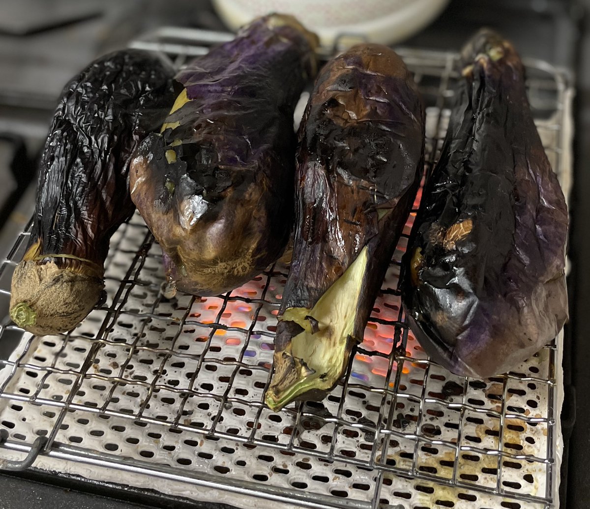 rmossgreen's tweet photo. 先週、今シーズン最後に収穫した茄子で焼き茄子のペーストを作りました。病院で検査はしていないけど、口腔アレルギー症候群の可能性が高く、焼くだけだと、喉がイガイガするので、ペーストは電子レンジでさらに加熱して仕上げています。不思議なことにそうすると全く問題ありません。 https://t.co/a0rR8O6WMq