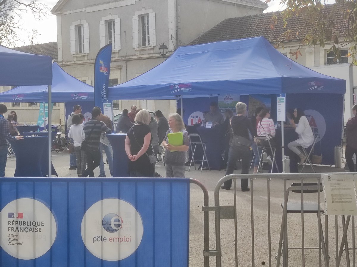 MjSenemaud's tweet photo. #poleemploi #saintastier place des Maronniers 
Ouverture de Place de l'emploi et de la formation #saintastier 
Recrutements, découverte de la MRS,   plongée dans la réalité virtuelle sur les métiers qui recrutent. https://t.co/GBr3hPj6ZY